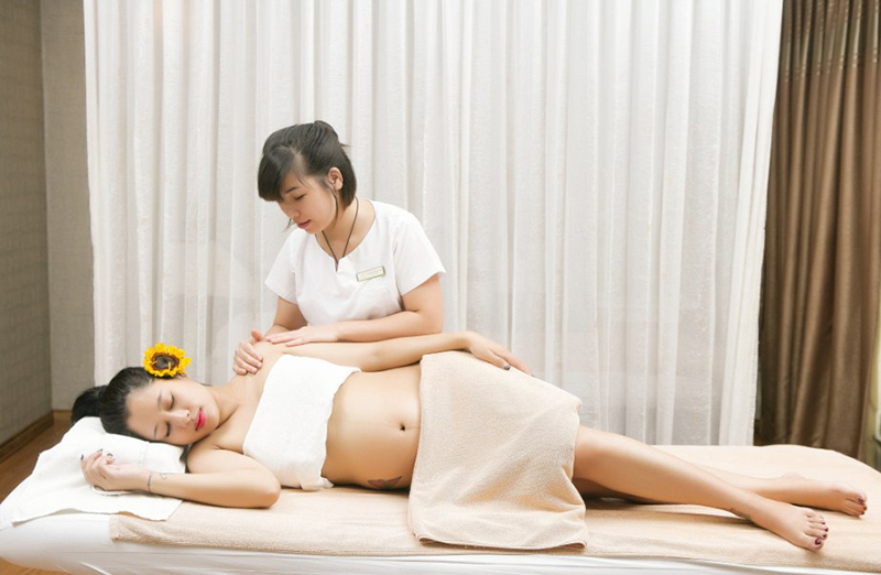 Tiêm vắc xin cho mẹ bầu đặc biệt cần thiết, mẹ có thể đi massage thư giãn để tinh thần được thoải mái